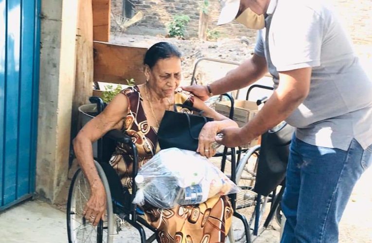 ENTREGA DE APOYOS ALIMENTICIOS EN COLONIAS DE FLORENCIO VILLARREAL EL ALCALDE.