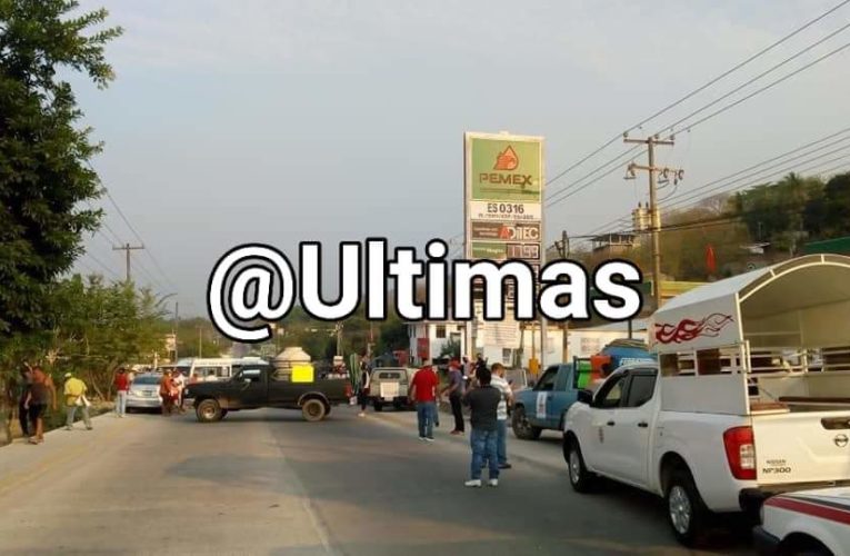 BLOQUEAN LA GASOLINERÍA Y CARRETERA FEDERAL MÉXICO-ACAPULCO TRANSPORTISTAS DE TIERRA COLORADA.