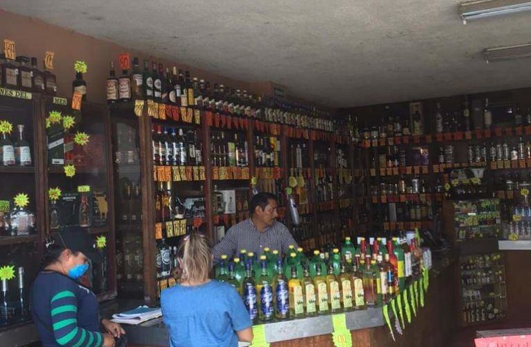 Realiza operativo para evitar venta de alcohol adulterado el Ayuntamiento de Izúcar de Matamoros.