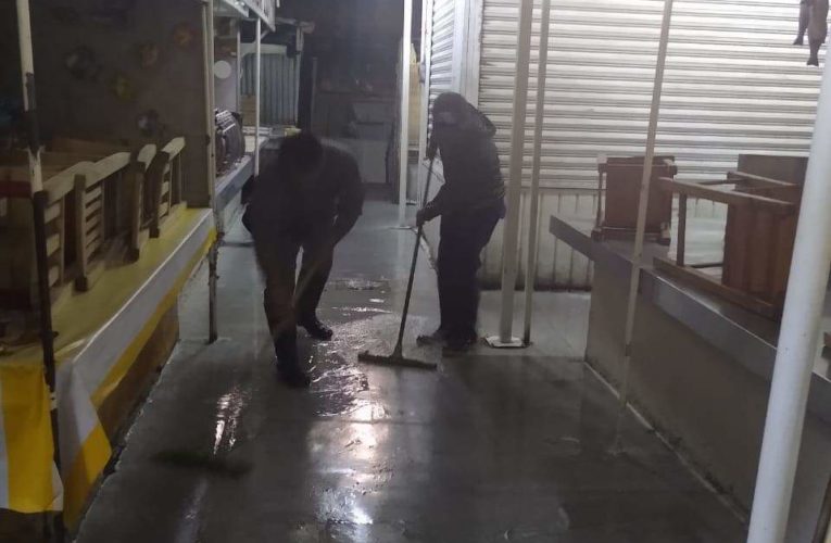 Realiza limpieza del mercado el ayuntamiento de Izúcar de Matamoros.