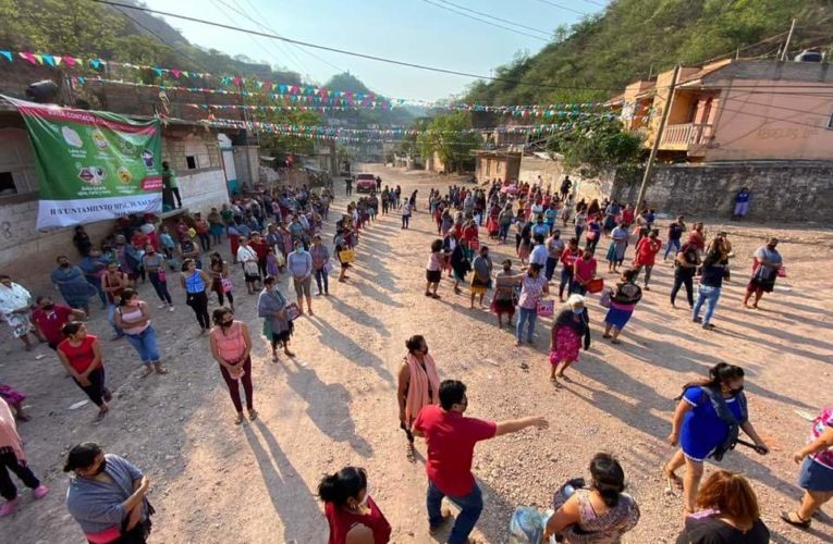 Apoya con despensas el alcalde de #Xalpatláhuac; Rosendo Larios.