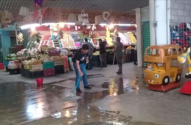 Continúa el Ayuntamiento de Amozoc, con campañas de limpieza en mercados.