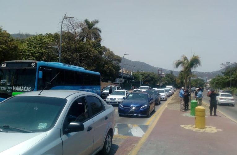 Transportistas bloquean La costera en Acapulco.