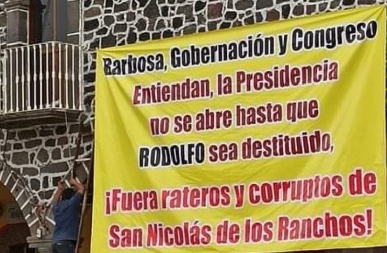Piden la renuncia del alcalde de San Nicolás de los Ranchos; colocan una manta en alcaldía.