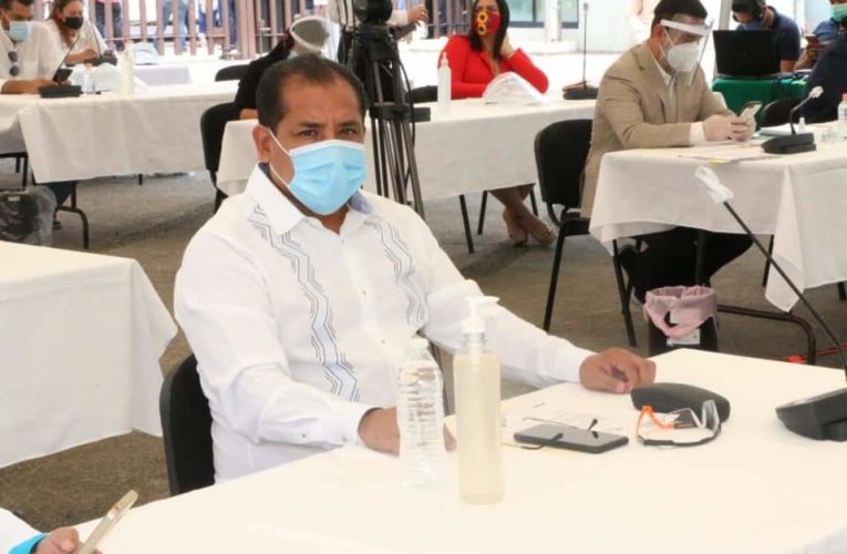 Aprobando dictamenes a favor del pueblo el diputado Manuel Quiñones.