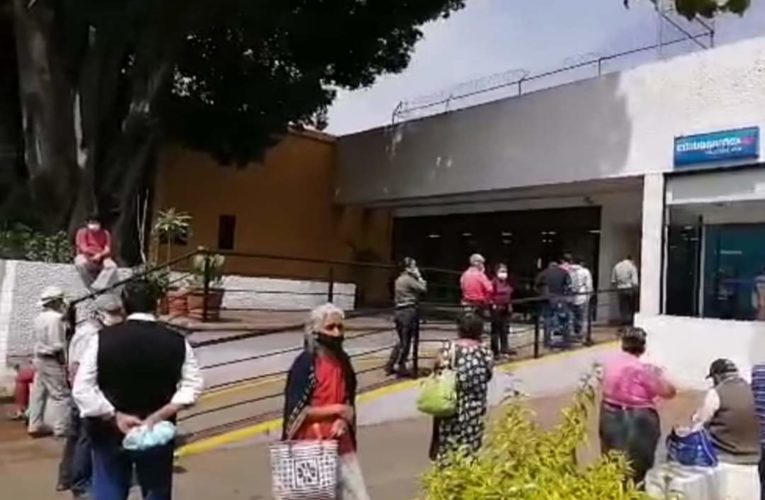 Cierra un banco en Oaxaca; ingresó un hombre con coronavirus.