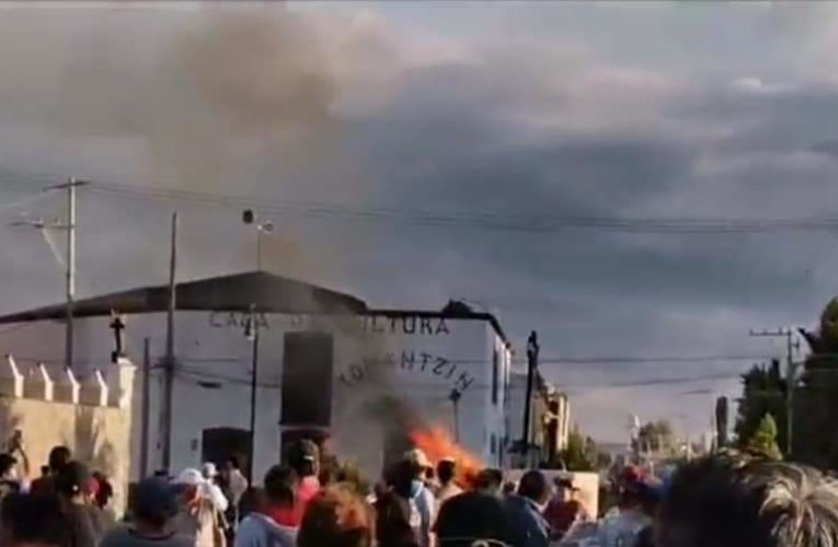 A punto de ser linchados dos presuntos policías en Tonanzintla.