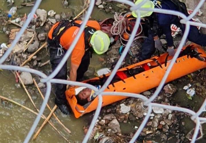 Rescatan el hombre que cayó a un barranco de 25 metros.