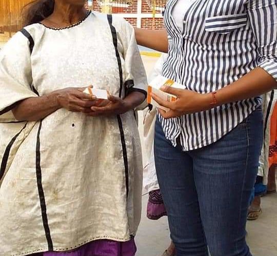 Conmovida Yareth Saraí Pineda Arce, por lona de campaña electoral anterior.