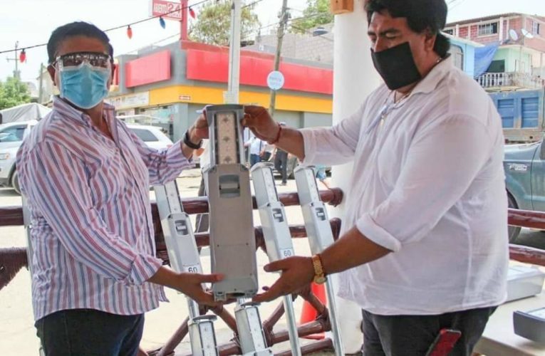 Paneles y lámparas de energía solar para Marquelia, agradece edil Javier Adame al secretario de SEDESOL Mario Moreno.