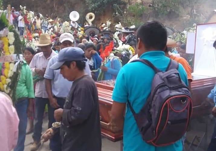 Alcalde de Metlatonoc realiza obras y promociona su imagen en redes, mientras el pueblo se muere de coronavirus.
