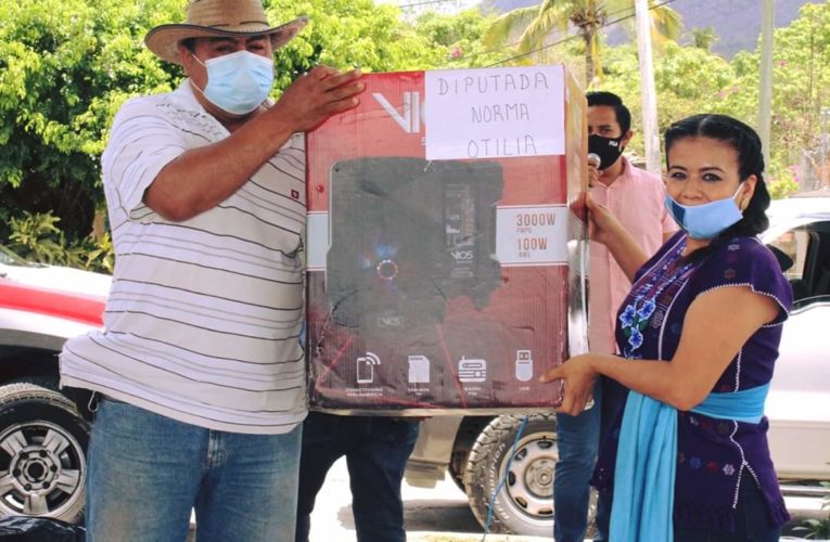 Visita y saluda a sus amigos del Ocotito; la diputada Norma Otilia Hernández.