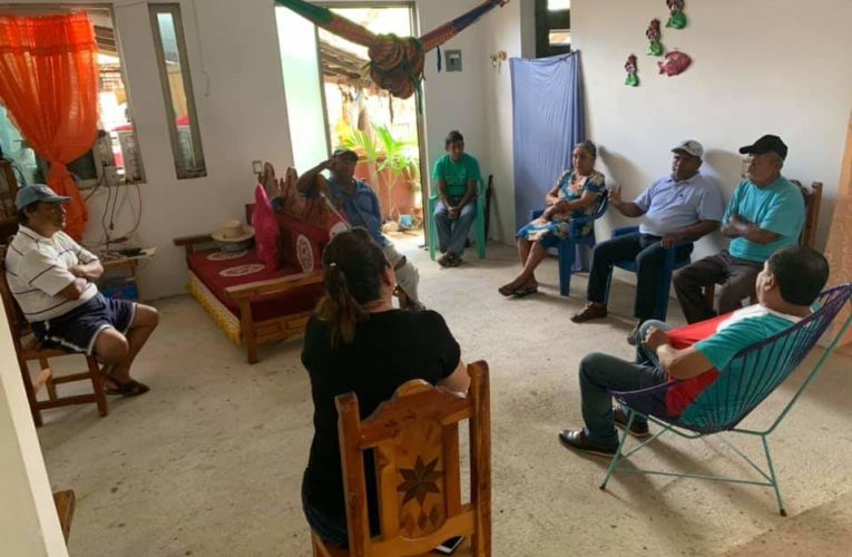 Atiende y escucha las peticiones de su pueblo el diputado Manuel Quiñones.