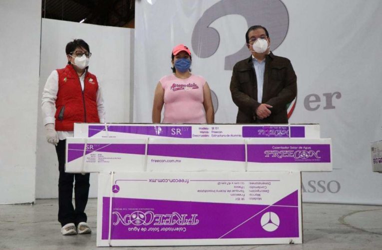 Entrega bolillos de 150 la presidenta del DIF de Huamantla, utiliza tenis de $15 mil.