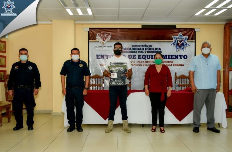 Entrega equipamiento a policías la alcaldesa de #Cuautlancingo; Lupita Daniel.