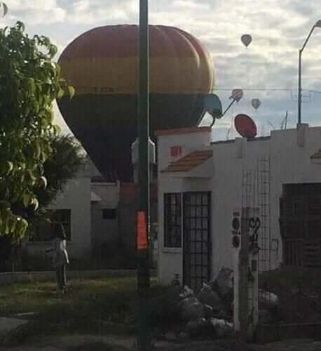VECINOS APEDREAN A GLOBO AEROSTÁTICO PENSANDO QUE ERA UN OVNI.!