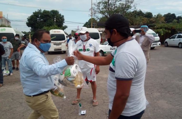 Busca diputación local titular de asuntos indígenas, entregando miserables despensas en Ometepec.