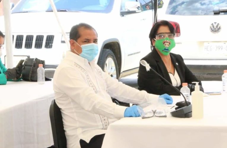 Presente durante la toma de protesta de su compañera de partido; el diputado Manuel Quiñones Cortés.