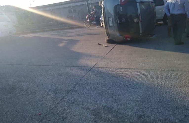 Aparatoso accidente en el boulevard Vicente Guerrero, a la altura del parador marqués.