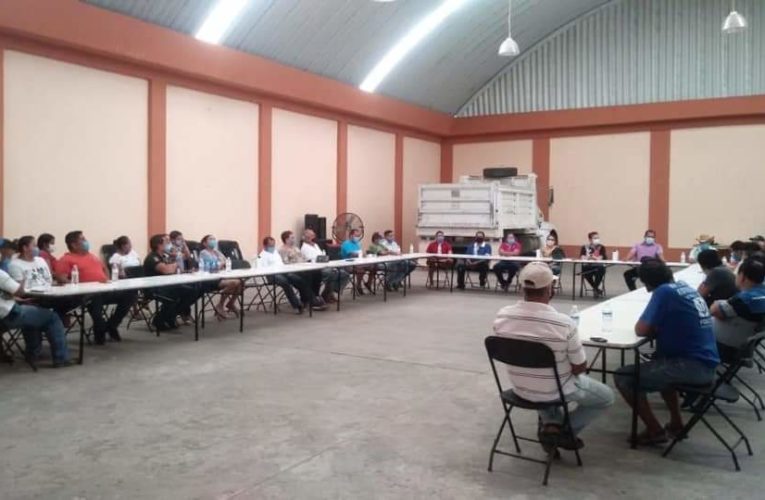 Reuniéndose con su pueblo; el diputado Manuel Quiñones.