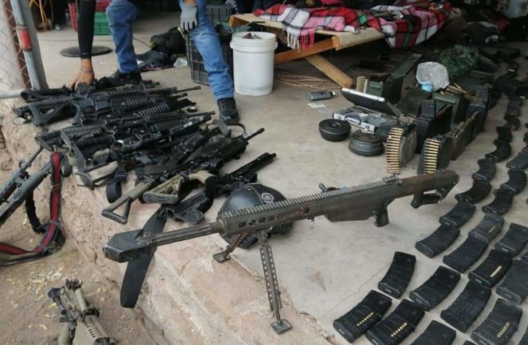 Tras reporte de balacera, aseguran un gran arsenal y vehículos en Sinaloa.