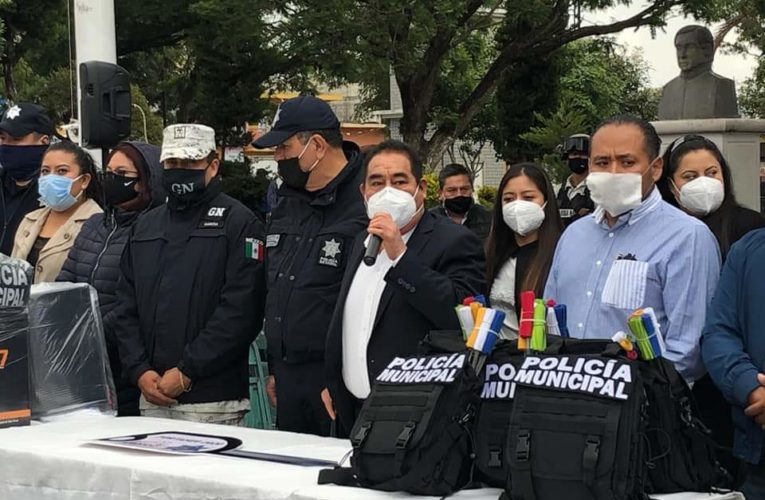 Entrega patrullas y equipo a seguridad pública el alcalde de Amozoc; Mario de la rosa.