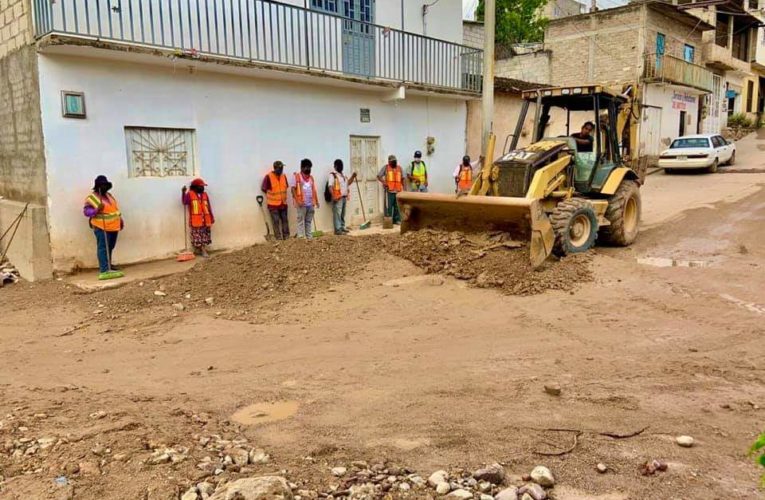 EL GOBIERNO DE TLAPA DESAZOLVO CALLES AFECTADAS POR INTENSAS LLUVIAS.