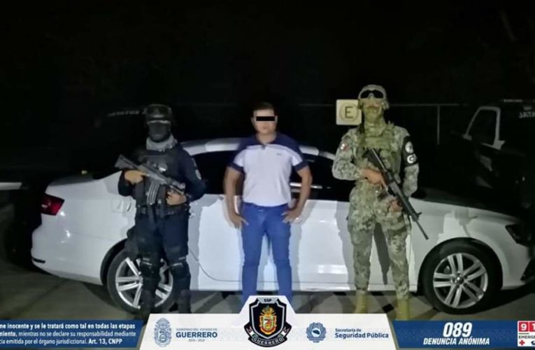 GRUPO “JAGUAR” DE LA POLICÍA ESTATAL Y GN ASEGURAN A UN HOMBRE Y RECUPERAN UN AUTO CON REPORTE DE ROBO EN ZIHUATANEJO