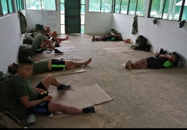 En condiciones infrahumanas mantienen a 14 militares, presuntamente contagiados por coronavirus.
