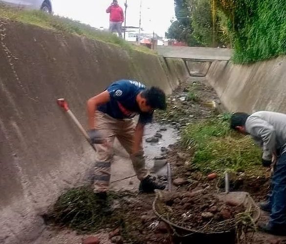 El “Grupo Hídrico” del Gobierno de Cuautlancingo, continúa con la limpieza en el canal pluvial de Xalatla.