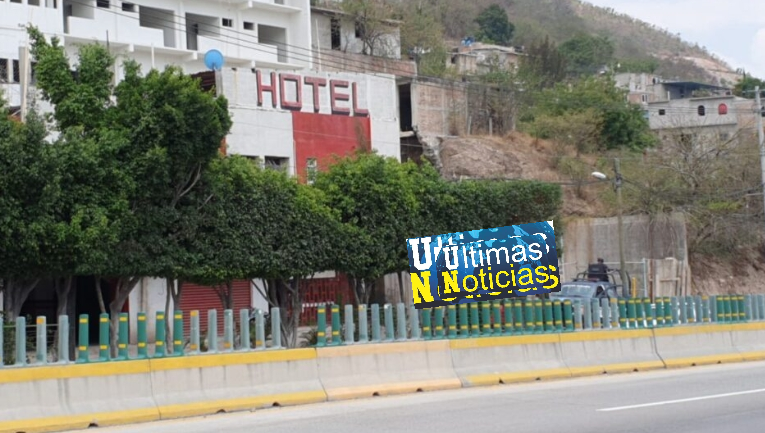 La policía catea hotel en Chilpancingo y decomisan maletas y bolsas signora su contenido.