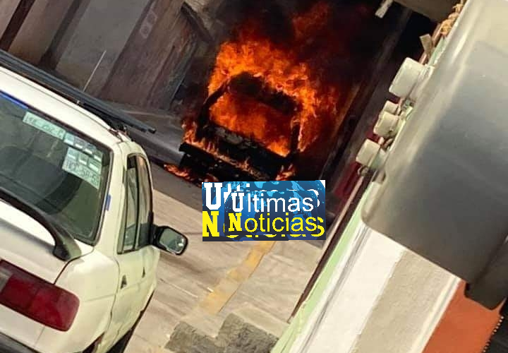 Incendian un vehículo en pleno centro de Tlapa.