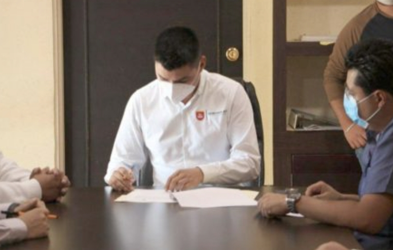 Firma convenio para un nuevo campus de la IEDEP el edil de Quecholac: Alejandro Martínez.