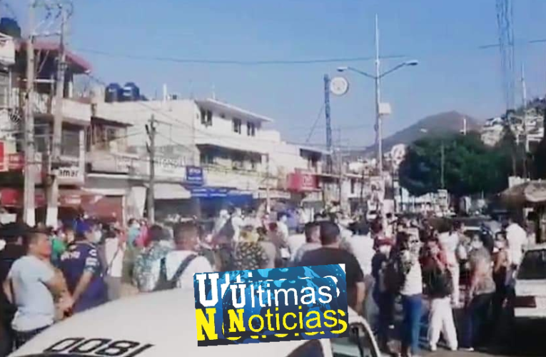 Bloquean calles de Acapulco trabajadores y enfermeras del IMSS, por descuentos a sus salarios.