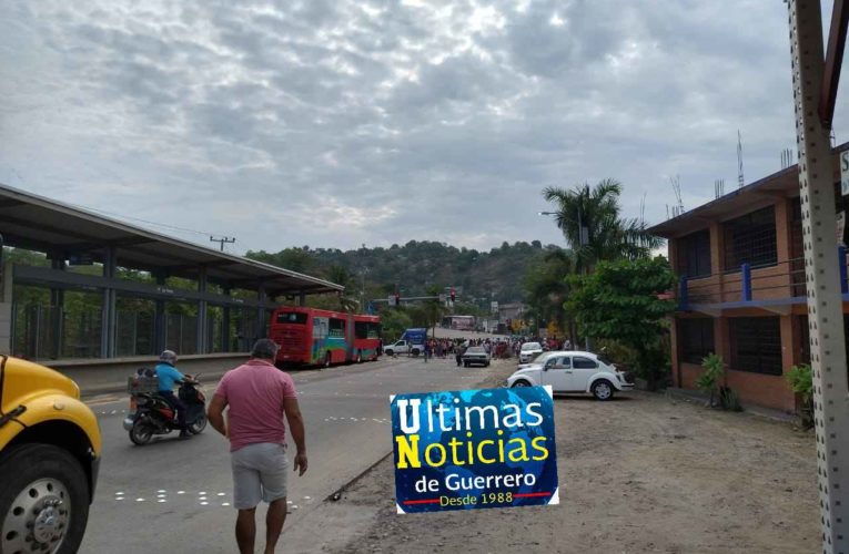 Grupos delincuenciales bloquean la carretera federal México-Acapulco a la altura de la venta.