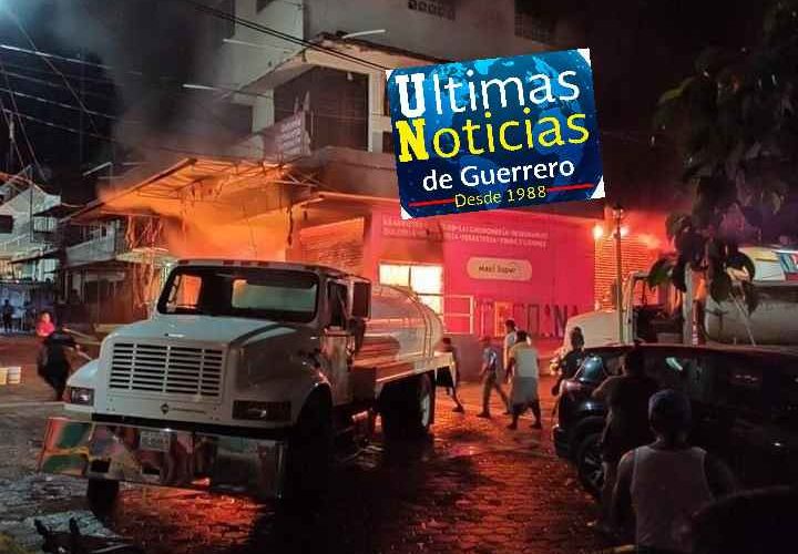 Se incendió conocido negocio en pleno centro de Tecoanapa.