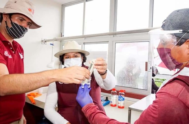 Inaugura la alcaldesa de San Andrés Cholula, Karina Pérez purificadora de agua.