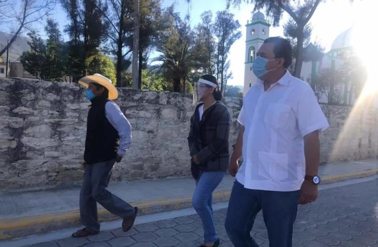 Recorre las juntas auxiliares el presidente municipal de Tehuacán; Andrés Artemio caballero López y la presidenta del DIF.
