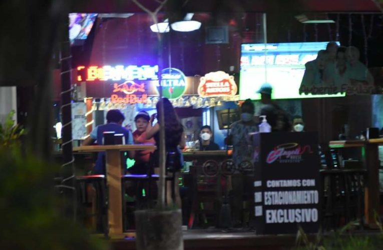 BARES DE ACAPULCO, RETAN A LA AUTORIDAD Y ABREN SUS PUERTAS A TODO EL PÚBLICO.