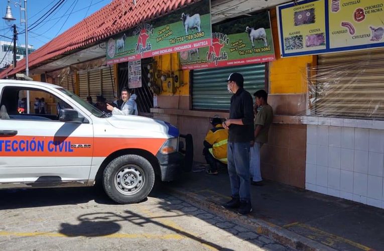 Choca vehículo de protección civil en el mercado; lo protegen agentes de tránsito de #Huauchinango.