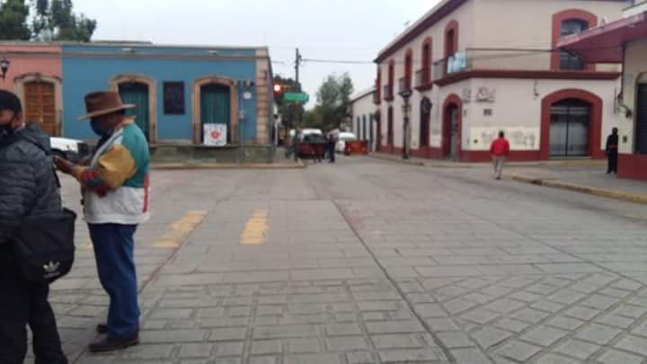 Mantienen bloqueo frente a la casa oficial de gobierno de Oaxaca el FPR.