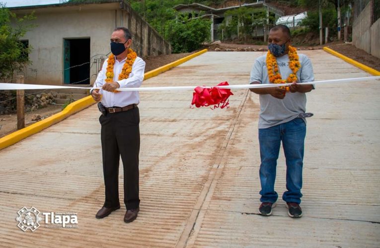 INAUGURA UNA CALLE EL PRESIDENTE MUNICIPAL DE TLAPA; PICHARDO GARCÍA