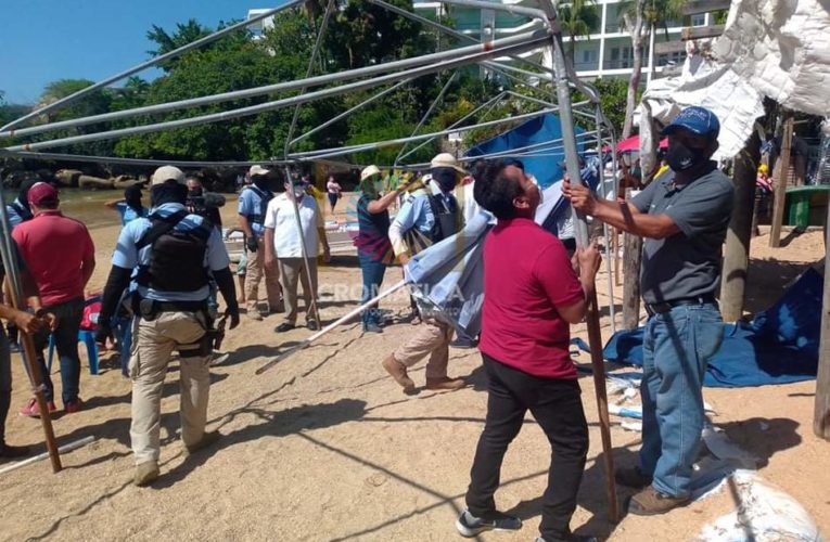 Desmantela la guardia nacional policía federal y policía municipal carpas que instalaron ambulantes en playa caletilla.