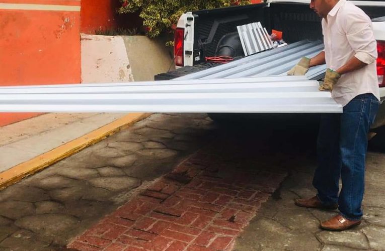 Apoya Jaime López Hilario, con láminas y tinacos a bajo precio a gente humilde de Onetepec.