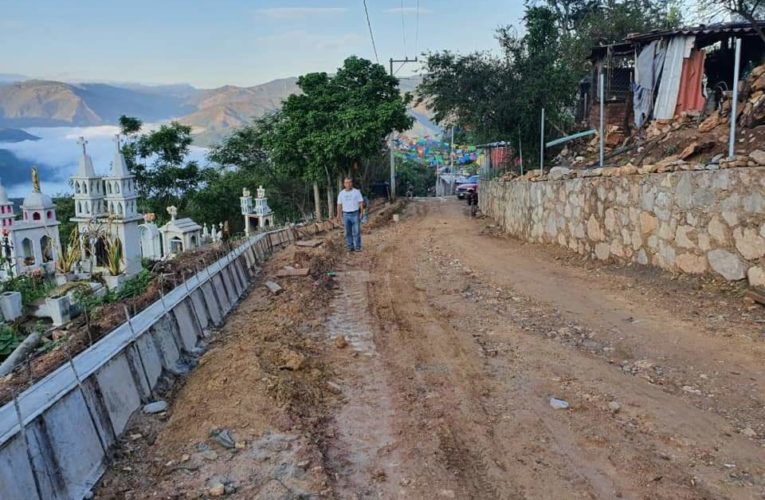 Inicia la pavimentación de importante calle el alcalde de Xalpatláhuac; Rosendo Larios.