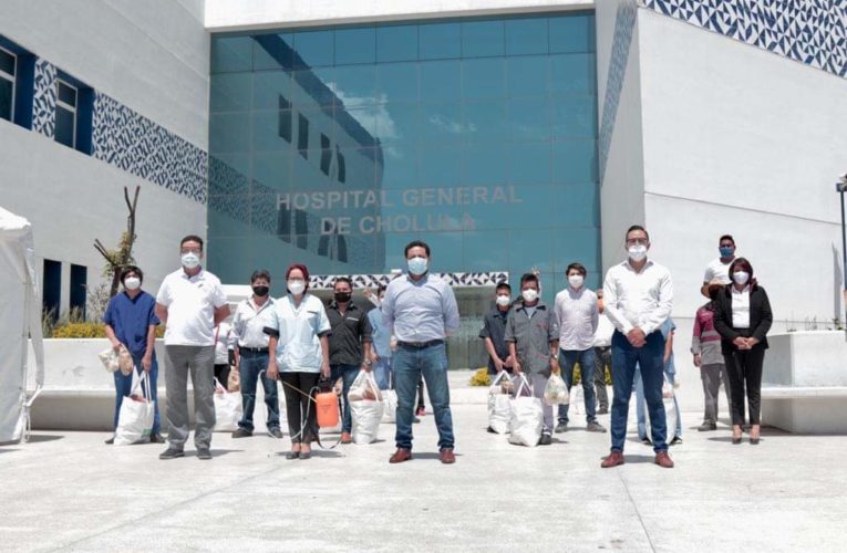 Entrega despensas el ayuntamiento de San Andrés a trabajadores del hospital de Cholula.