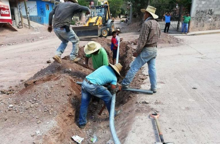 Avanzan los trabajos de agua potable en el municipio de Xalpatláhuac: Rosendo Larios.