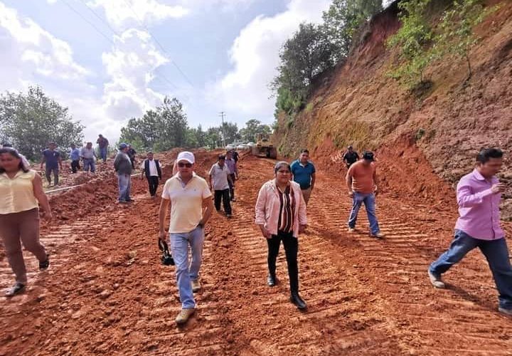 Gestióna ante la SCT, pavimentación de la carretera Iliatenco entronque Tlapa – Marquelia, la alcaldesa Ruperta Nicolás.
