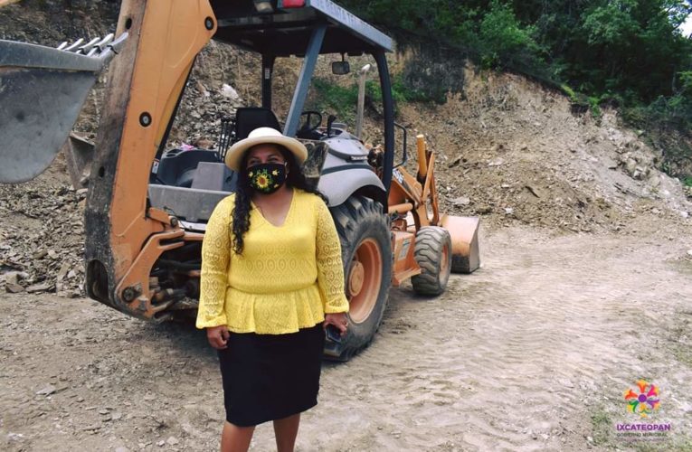 Rehabilita caminos sacacosechas la presidenta municipal de Ixcateopan; Naucelia Castillo.