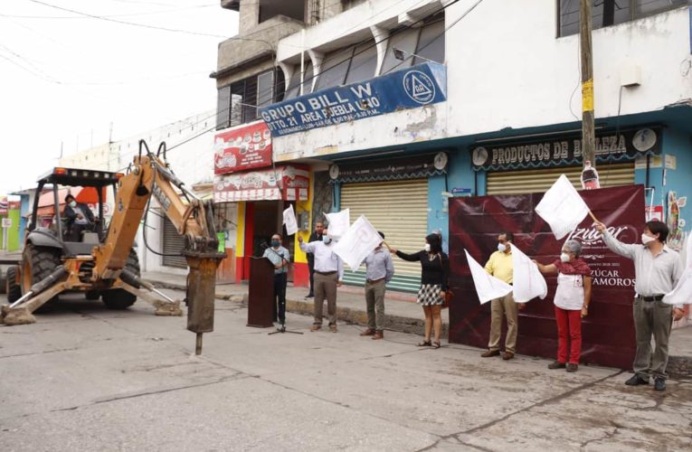 Inicia obra de pavimentación el alcalde de Izúcar de Matamoros Benjamín Hernández.